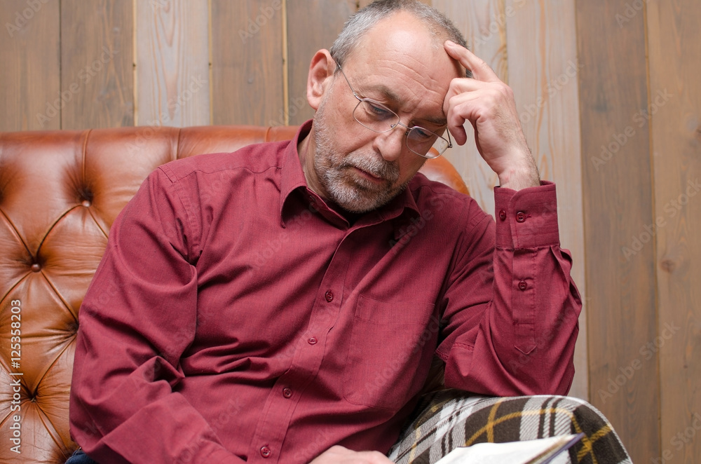 Obraz premium man reading a book