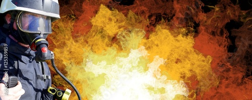 Foto Feuerwehrmann umhüllt von Rauchgasen durch Flashover