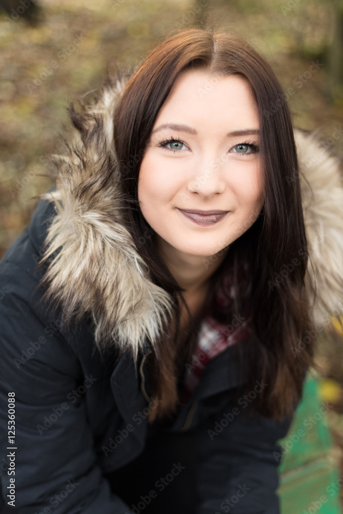junge Frau beim Herbstspaziergang junge Frau beim Herbstspaziergang