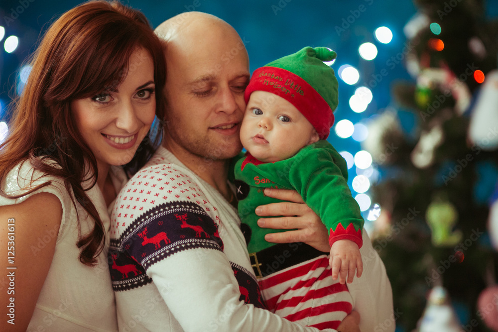 Obraz premium The mother and father embracing their son