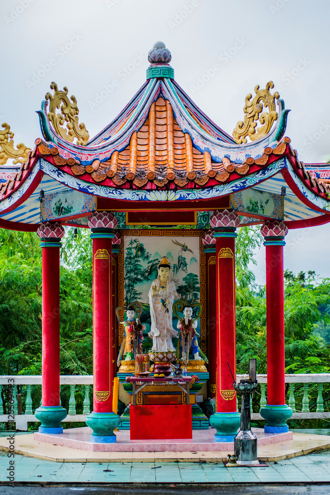 Obraz premium The statue of the Kuan Yin with sky background.