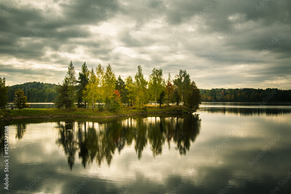 Obraz premium Beautiful autumn landscape with colorful trees at the river
