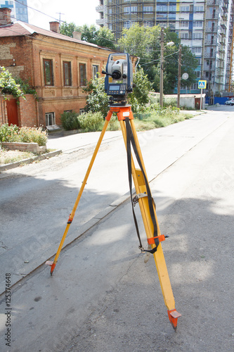Fotografia Tachymeter on tripod a total station or TST (total station theodolite) is an electronic/optical instrument used in modern surveying and building construction for the rapid measurement of distances