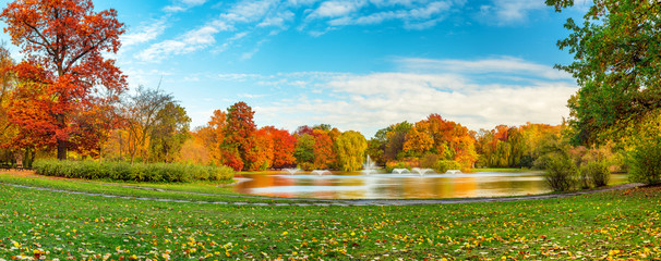 Fototapete Jahreszeiten Herbstpanorama im Park von Wrocław  © DenisNata