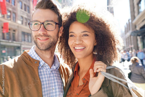 Photography Cheerful couple doing shopping in Manhattan, New York city