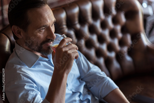 Foto Joyful optimistic man taking a sip