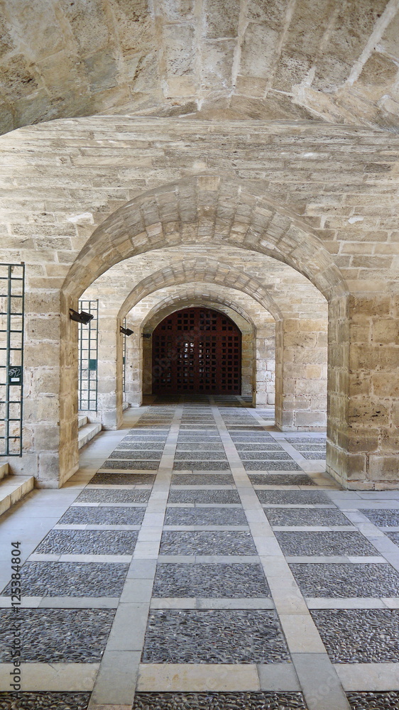 Obraz premium Bright archway from white bricks