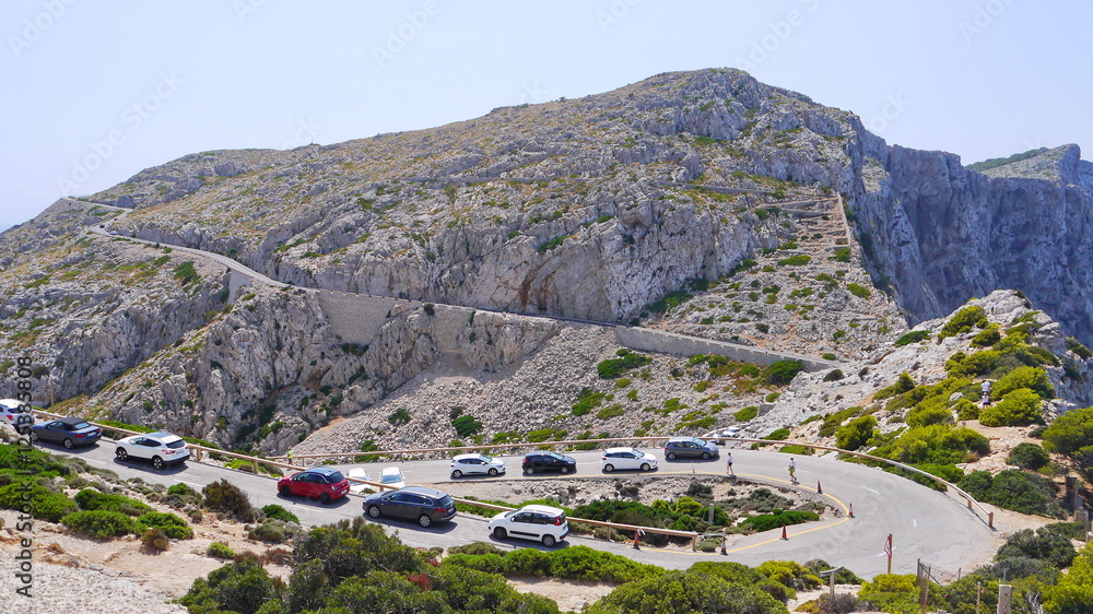 Fototapeta premium Traffic jam om mountain road