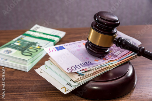 Court gavel over Euro notes