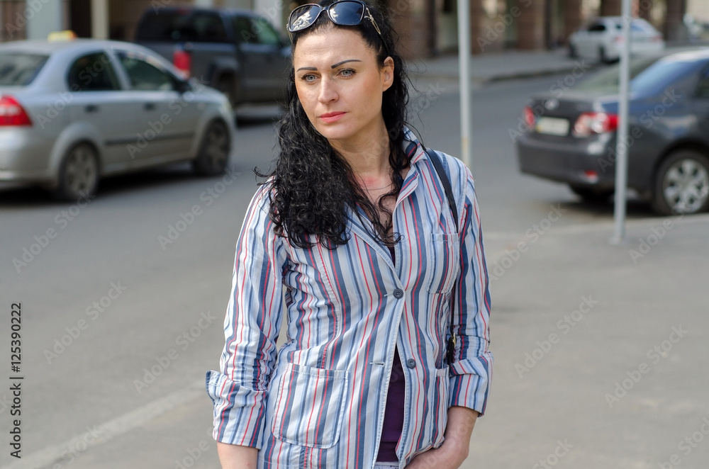 Fototapeta premium girl walking on the city