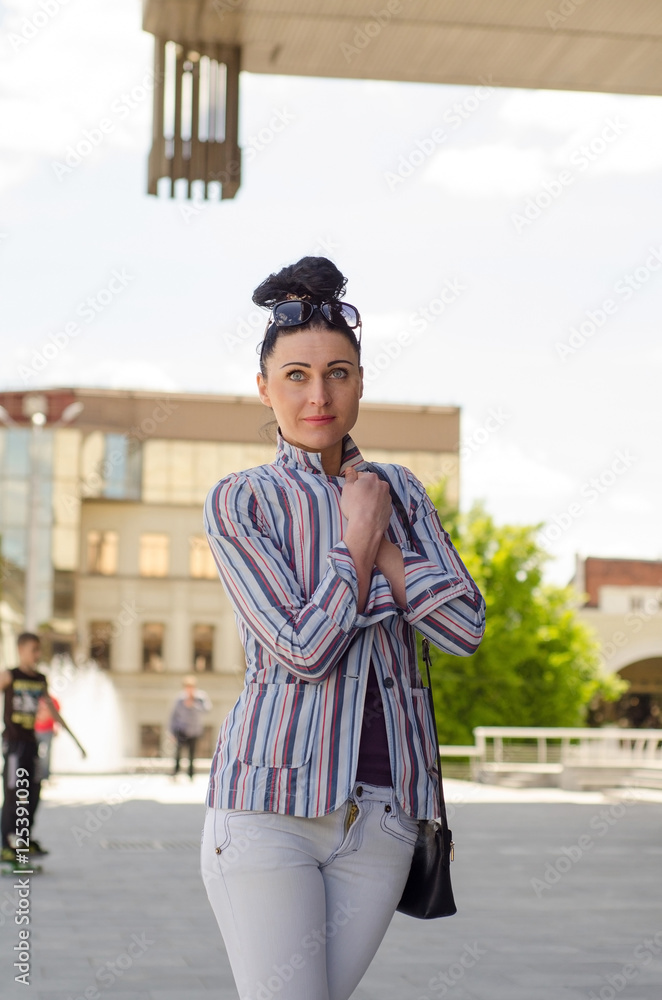 Fototapeta premium girl walking on the city