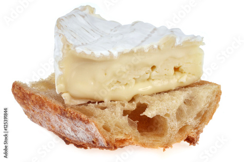 Morceau de camembert sur du pain