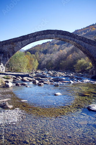 antico ponte in pietra su un torrente  photo