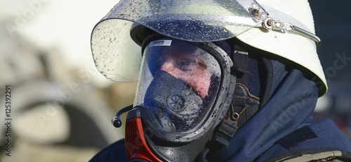 Feuerwehrmann mit Atemschutz bei einem Einsatz