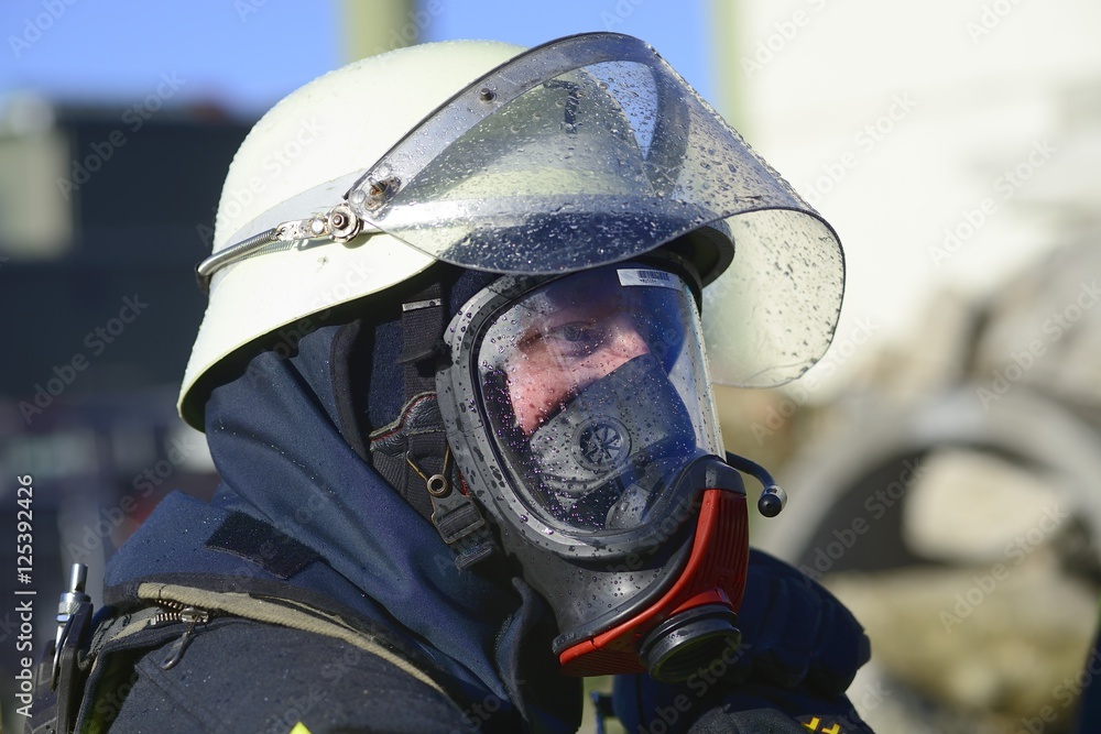Fototapeta premium Feuerwehrmann mit Atemschutz bei einem Einsatz
