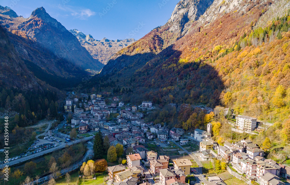 Val Masino - Valtellina (IT) - Vista aerea dei San Martino verso i Bagni