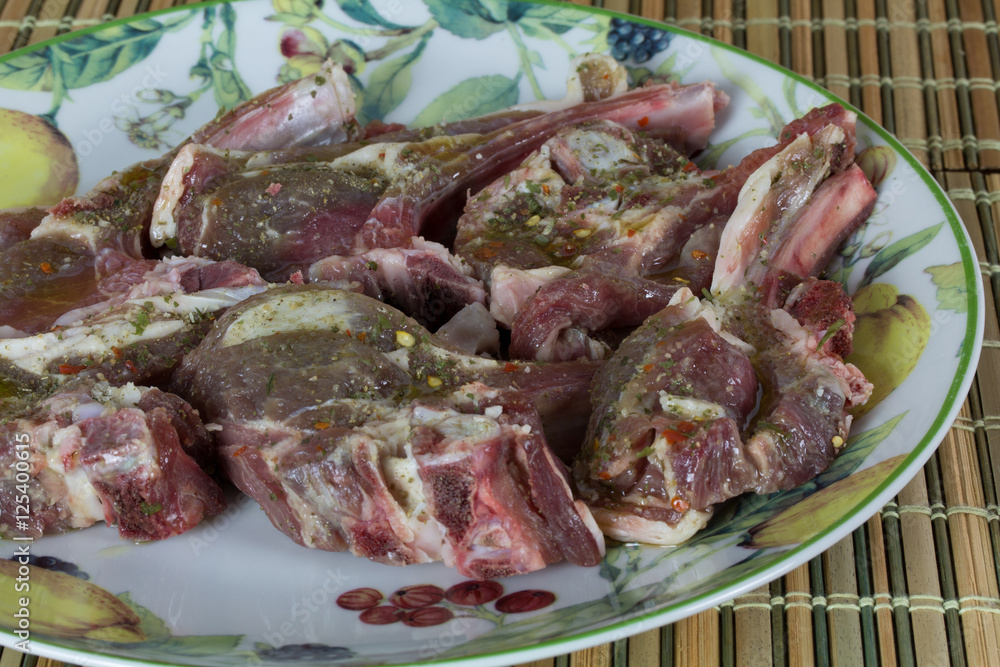 Costolette di agnello marinate pronte per essere cucinate