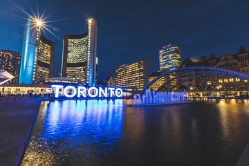 Crédence de cuisine Toronto Place Nathan Phillips illuminée la nuit  © william87