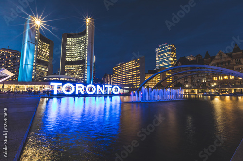 Canvas Print Nathan Phillips square in Toronto at night