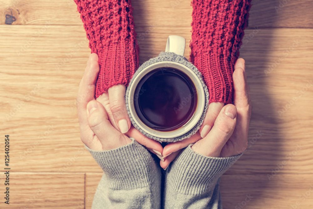 A couple in love warming hands with a hot mug of tea foto de Stock | Adobe  Stock