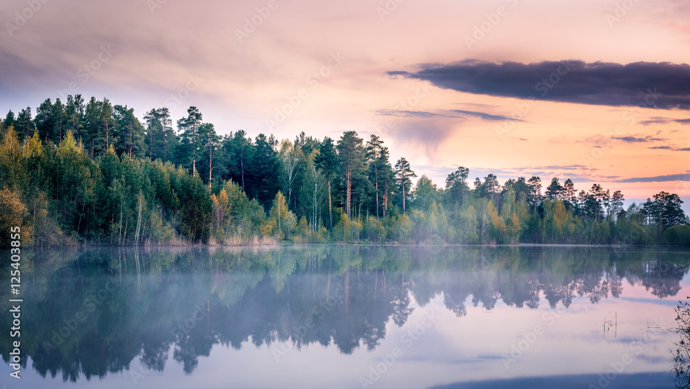 туманный пейзаж на Уральской реке Иртыш, Россия