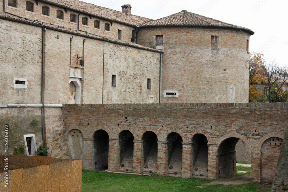 Remparts et tour du fort de Pesaro, Italie