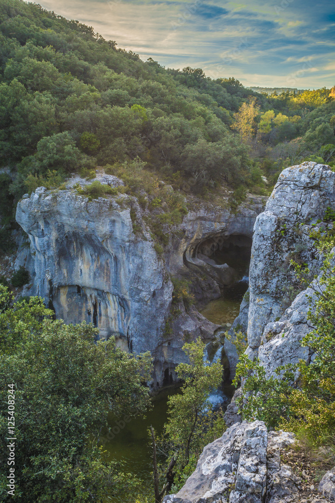 Ardèche,Gourre la Sompe/rochers avec cascade