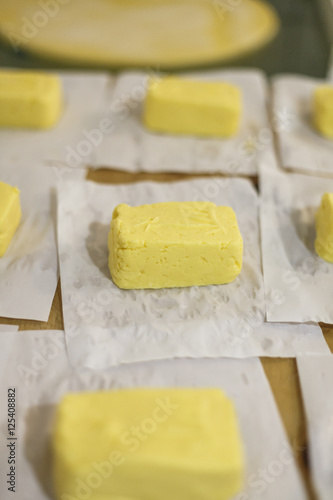 Frische Stücke von guter Alm Butter werden eingepackt.