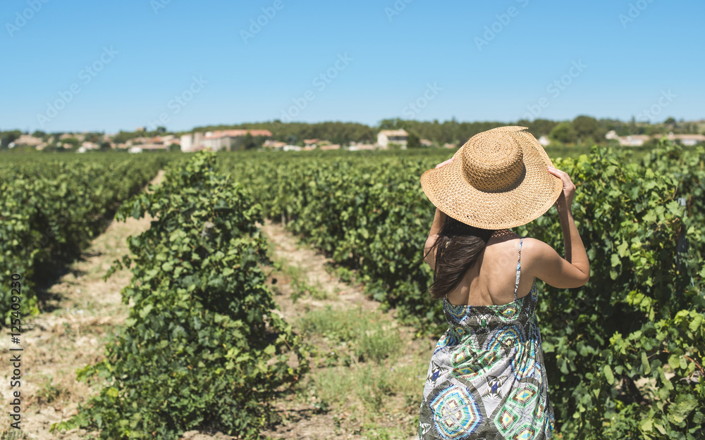 Woman with hat and vineyards