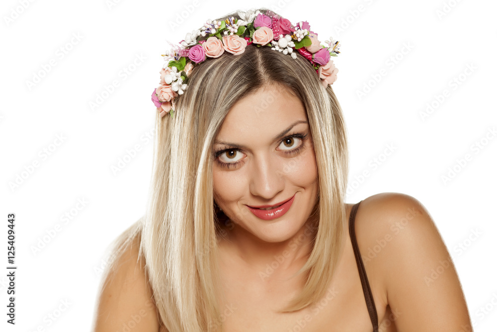 Naklejka premium pretty girl with a wreath of flowers in her hair