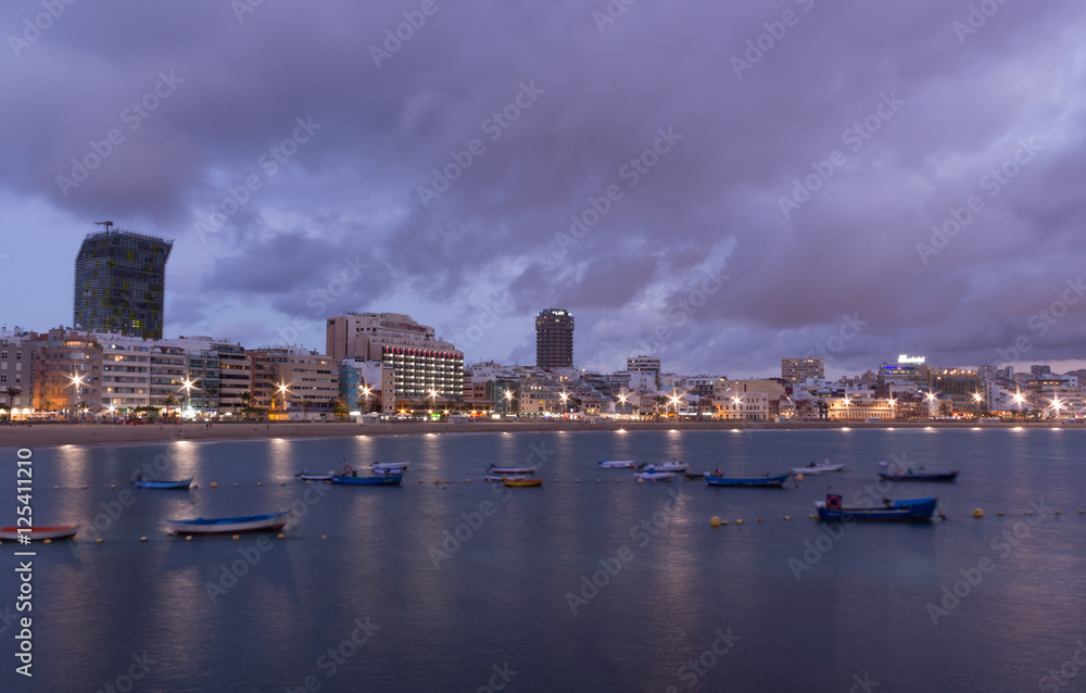 Naklejka premium Panoramic nigth view of Las Palmas de Gran Canaria and Las Canteras beach, Canary Islands, Spain.
