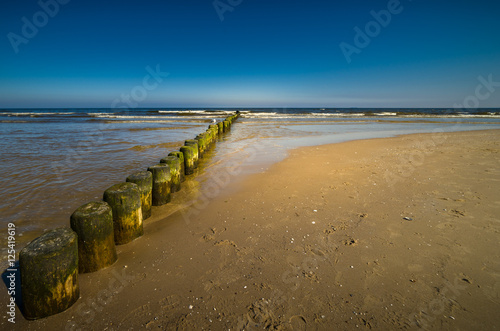 Die Wellenbrecher im Sand am Ostsee Strand photo