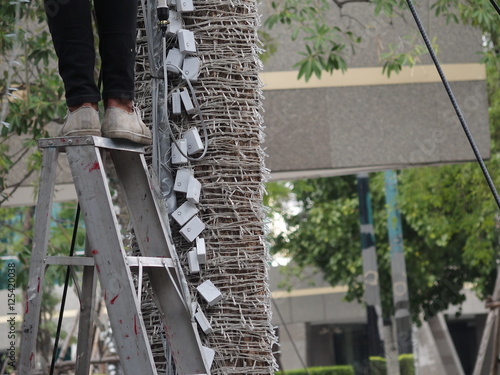 unsafe step on ladder