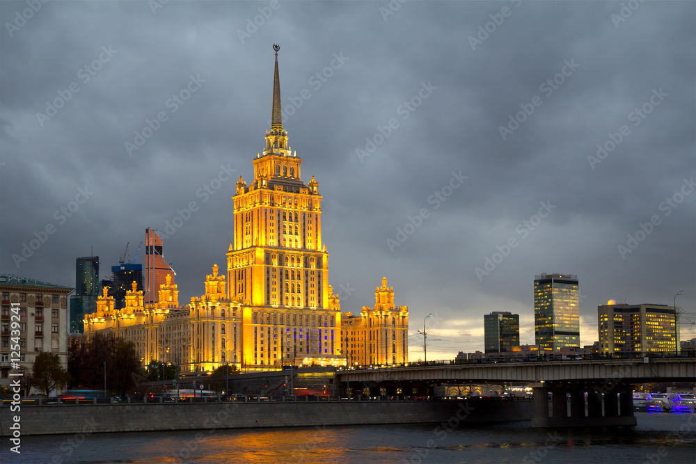 Высотное здание в Москвае вечером.