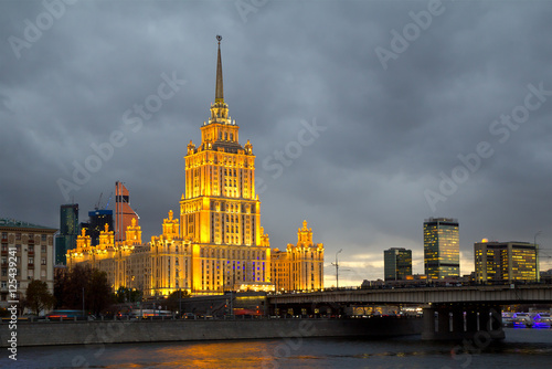 Высотное здание в Москвае вечером.
