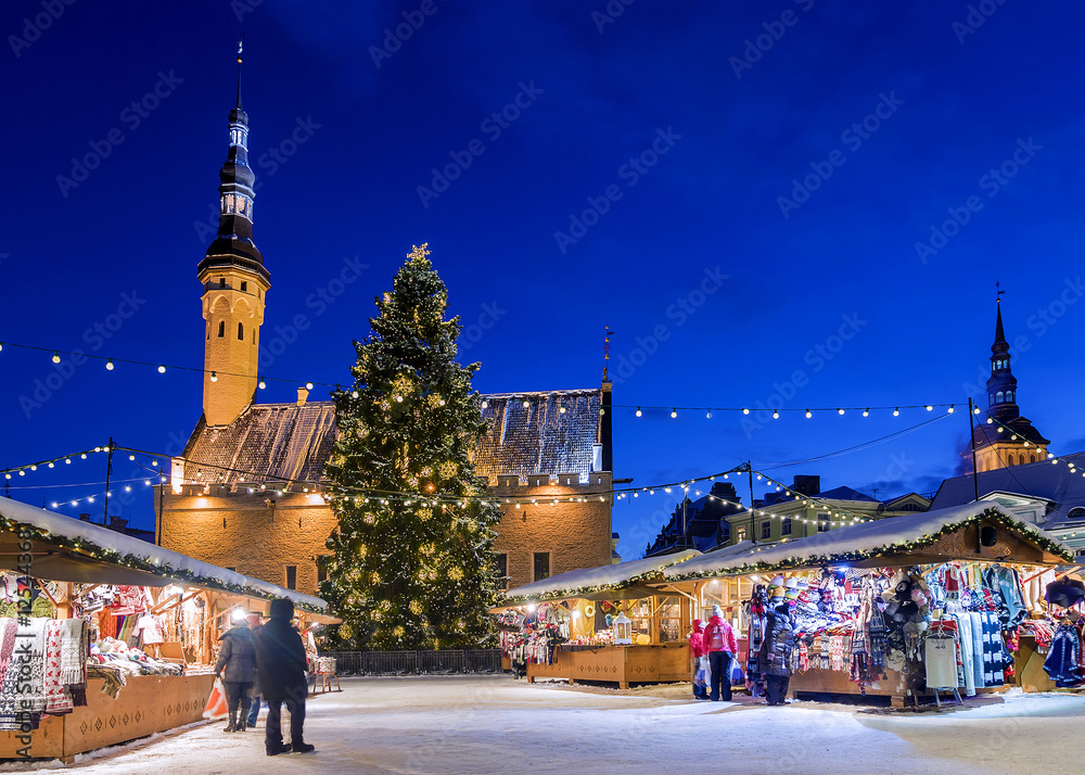 Fototapeta premium Christmas in Tallinn. Holiday Market at Town Hall Square