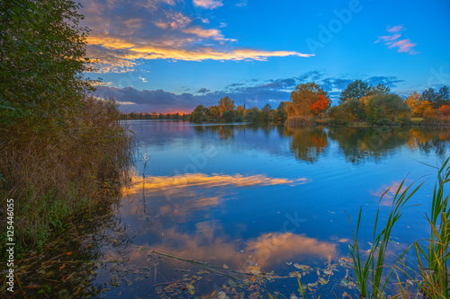 Herbstlicher See   Sonnenuntergang am Thielenburger See in Dannenberg  Landkreis L  chow-Dannenberg  Niedersachsen . Aufgenommen am 29. Oktober 2016.