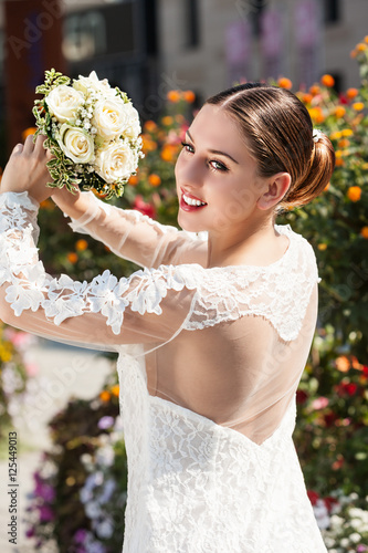Wunderschöne junge Braut immer bereit, ihren Blumenstrauß zu werfen