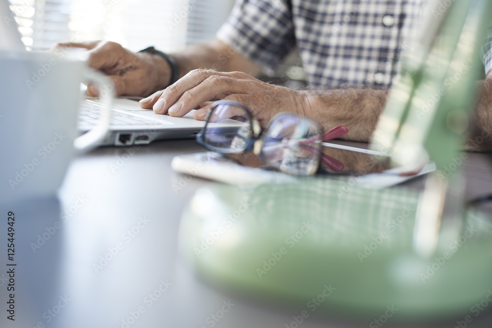 Obraz premium Senior man working on computer
