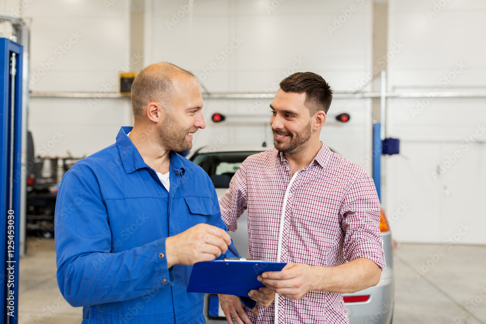 Obraz premium auto mechanic with clipboard and man at car shop