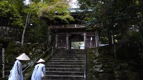 四国霊場第88番札所大窪寺の参道とお遍路さん　4倍スロー
