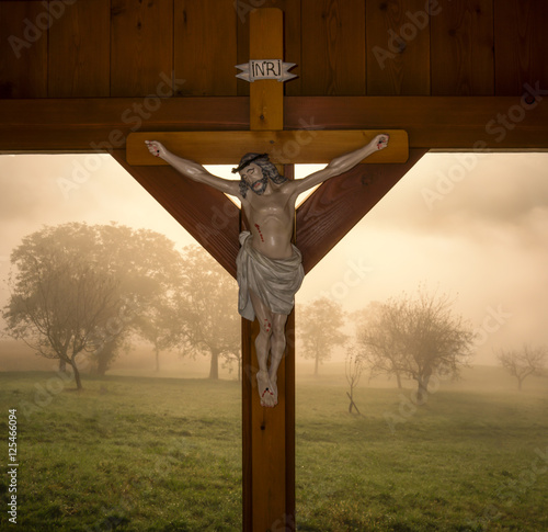 Hoffnung Kreuz vor Nebellandschaft