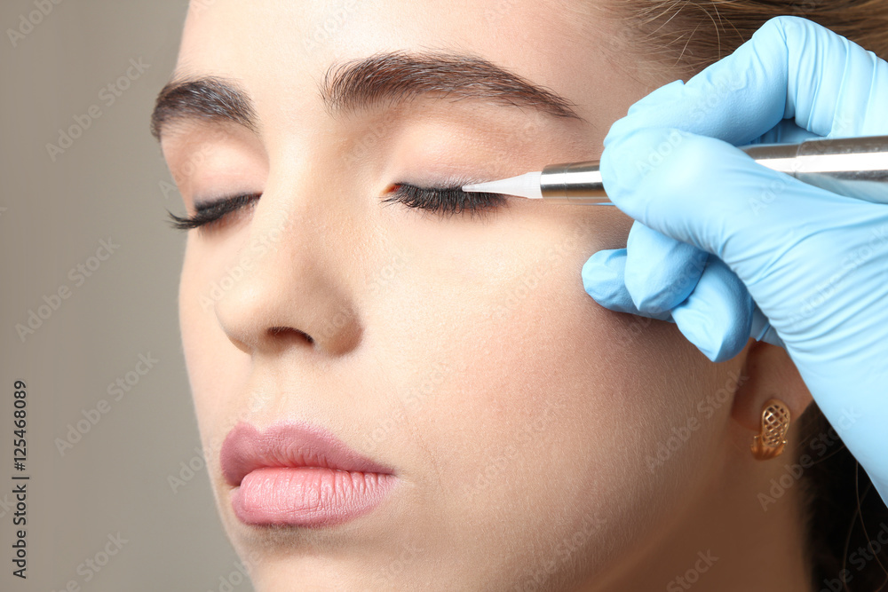 Cosmetologist making permanent makeup