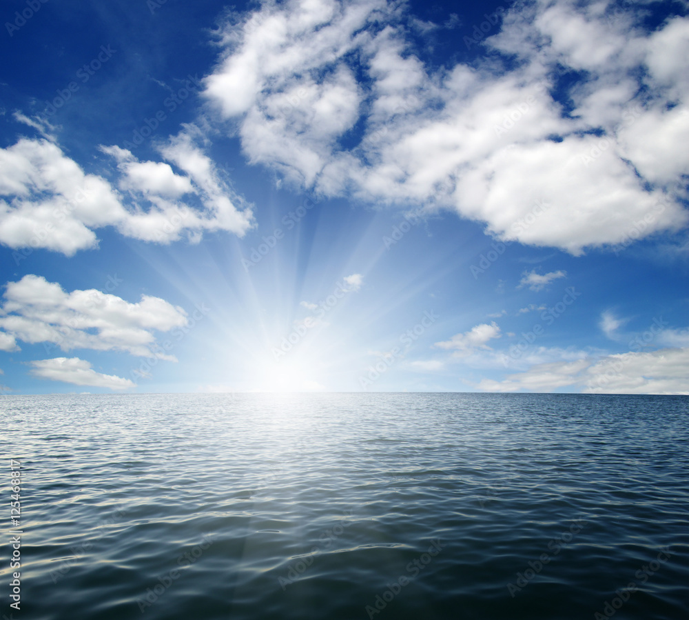 Obraz premium Blue sea and sun