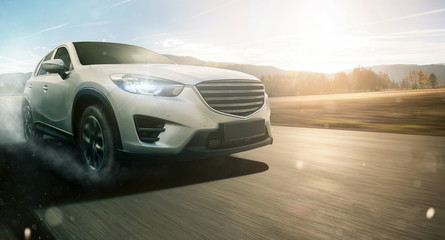 Fotobehang Snelle auto Auto raast over open weg  © ab-photodesign