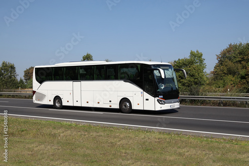 Canvas Print Moderner Reisebus unterwegs auf gepflegtem Straßenabschnitt in Deutschland - Mit