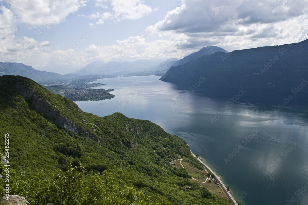 Lac du Bourget en été en Savoie