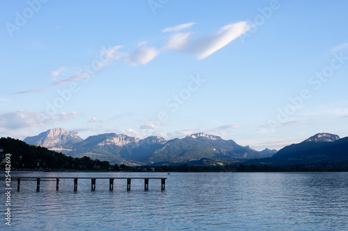 Lac du Bourget, ponton et vue sur les montagnes,Savoie © Adrien Baud