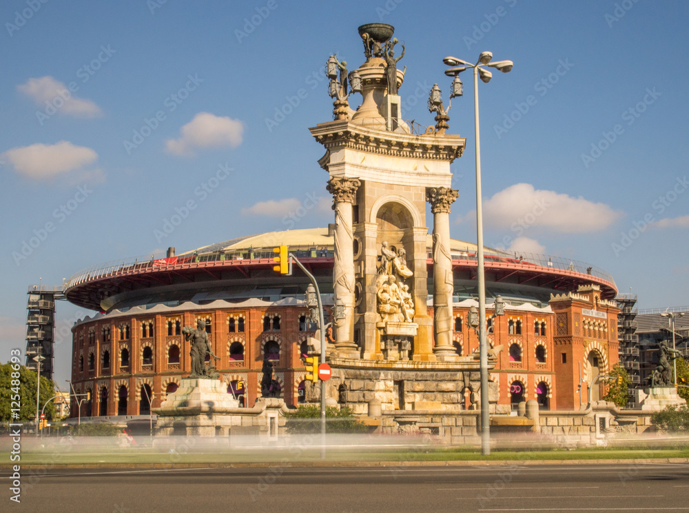 Fototapeta premium Plaza de toros y estátua
