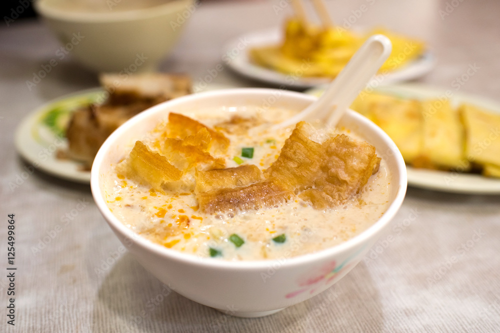 Taiwanese salty soy milk soup (Xian Dou Jiang) for breakfast 台湾の朝食 鹹豆漿 シェントウジャン Taiwanese salty soy milk soup (Xian Dou Jiang) for breakfast 台湾の朝食 鹹豆漿 シェントウジャン
